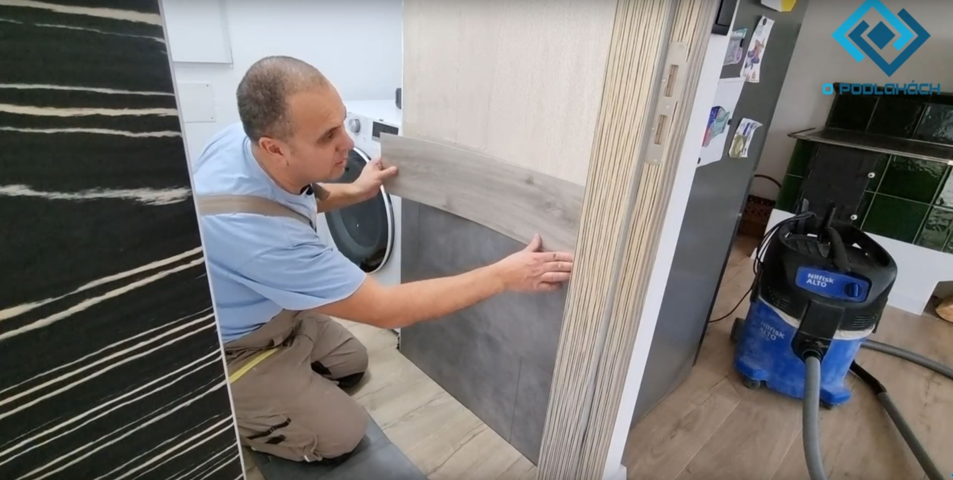 Lepenie vinylovej podlahy na stenu ako obklad steny