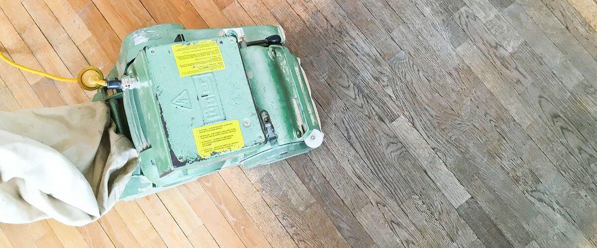 Brúsenie silne znečistených parkiet