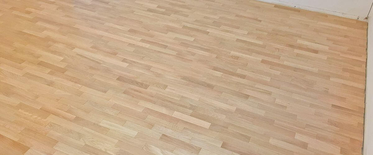 Brúsenie drevených dubových parkiet