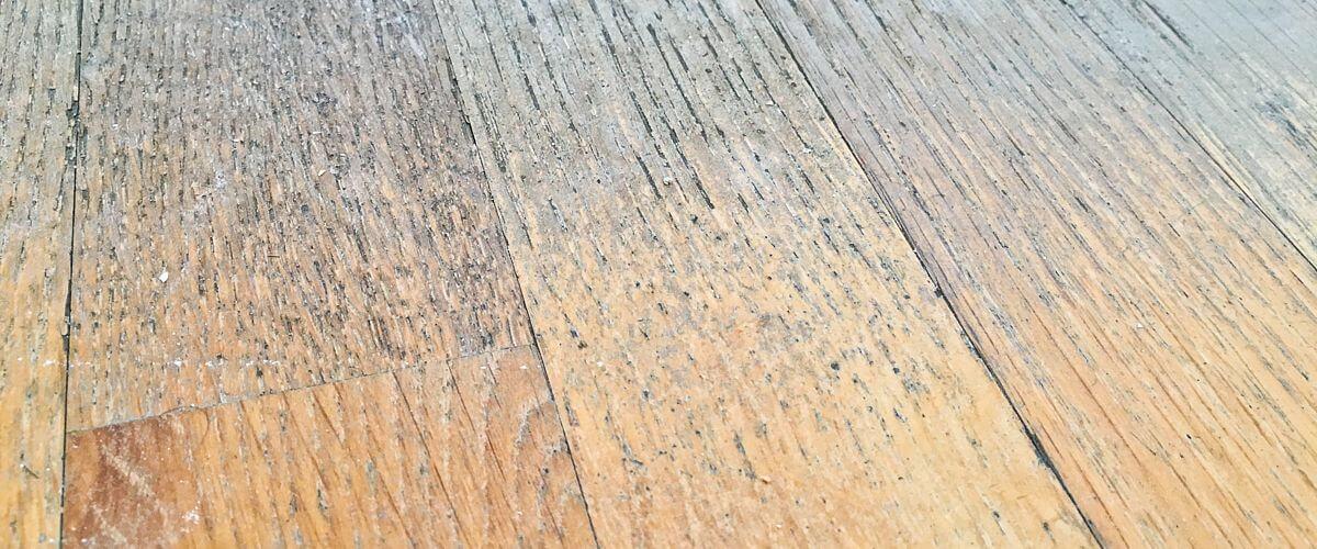 Poškodené drevené parkety