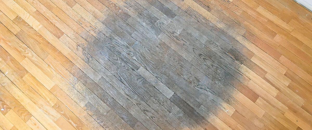 Poškodené drevené parkety do hĺbky