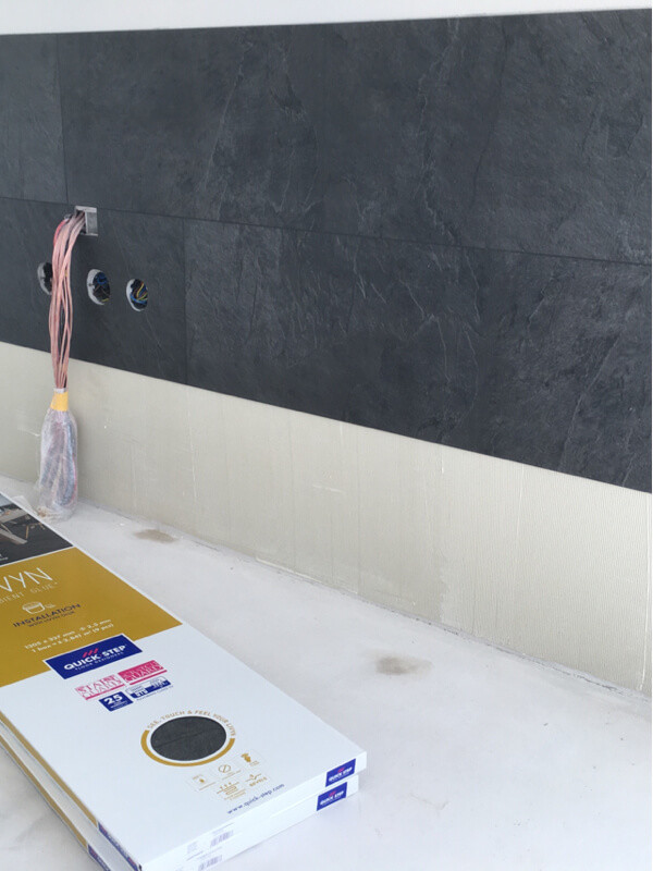 Lepenie vinylovej podlahy na stenu