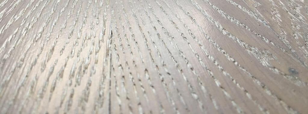 Kartáčovaný povrch parkiet