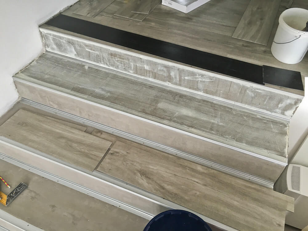 Lepenie vynilovej podlahy na schodisko