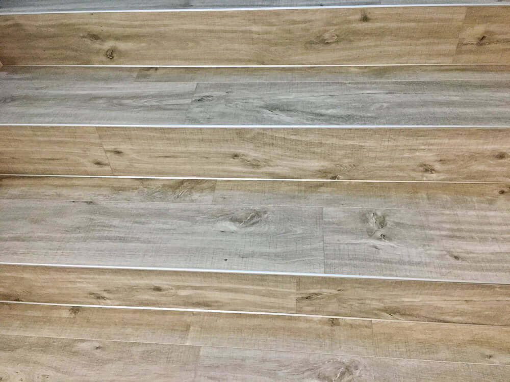 Hotové schodisko pokryté lepenou vinylovou podlahou.