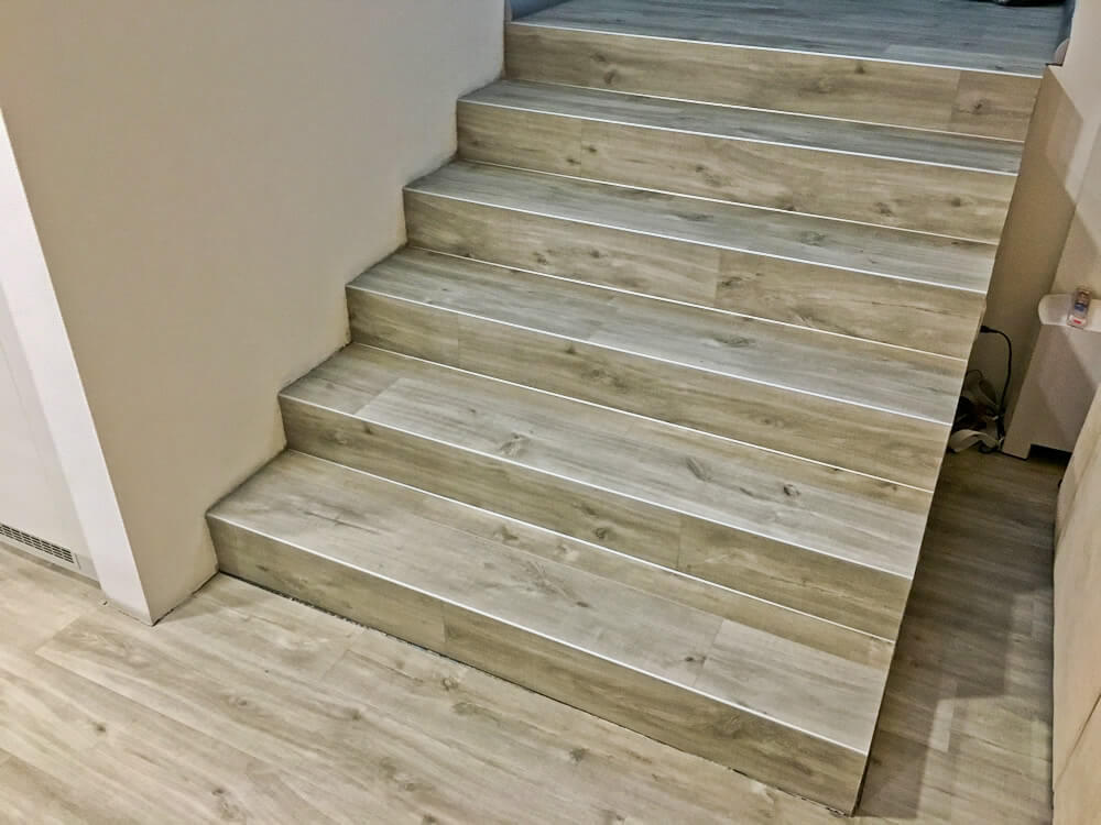 Hotové schodisko pokryté lepenou vinylovou podlahou.