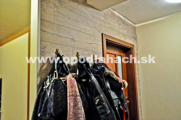 Vinylova podlaha na stene